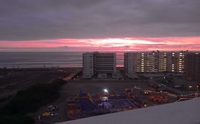 Bello departamento familiar nuevo en La Serena vista al mar, piso 4 con ascensor, malla de seguridad anticaída, piscina, estacionamiento gratuito, regalo de bienvenida, a pasos del Faro